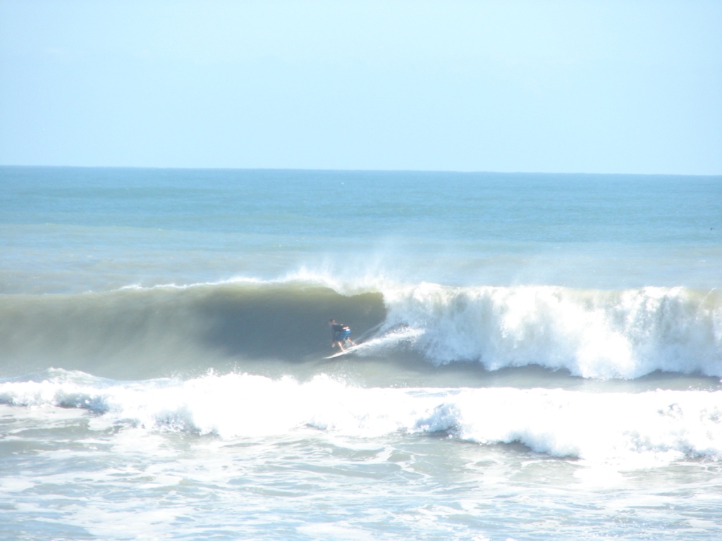 2 of  4 shot sequence here, smaller wave, but pretty form, same swell as mentioned above, and same guy taking photos :)