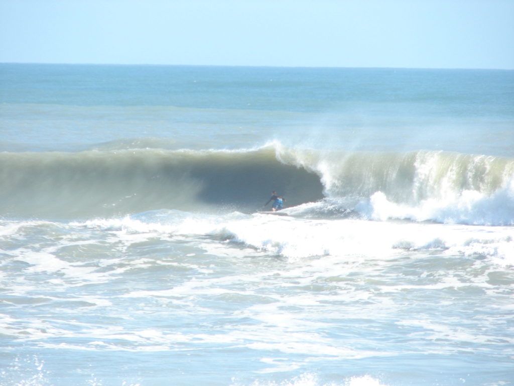 3 of  4 shot sequence here, smaller wave, but pretty form, same swell as mentioned above, and same guy taking photos :)
